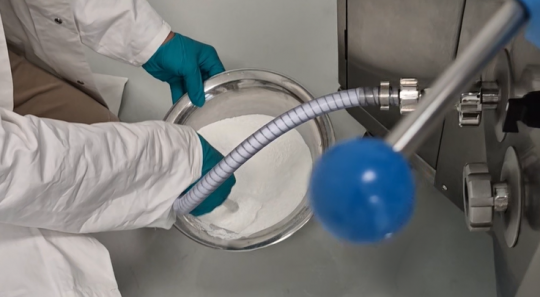 Schnelle und staubfreie Pulverzuführung und -dispersion auch bei kleinsten Chargen.