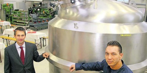 BBB-Geschäftsführer Stephan Berents (l.) mit Betriebsleiter Ronny Schikore vor einem der Rührwerksbehälter, die die Firma für ihre Mutter Becomix produziert.